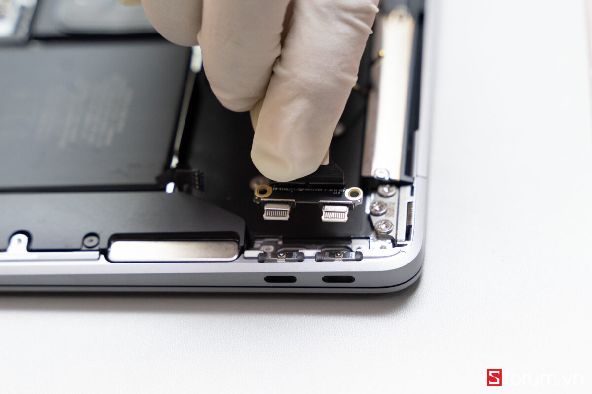 Sforum - Trang thông tin công nghệ mới nhất Tear-Down-macbook-air-m1-16 "Mổ bụng" Apple Macbook Air M1: "Dễ" tháo hơn iPhone 12 Pro Max, thiết kế không quạt, dung lượng pin không đổi nhưng dùng lâu hơn 