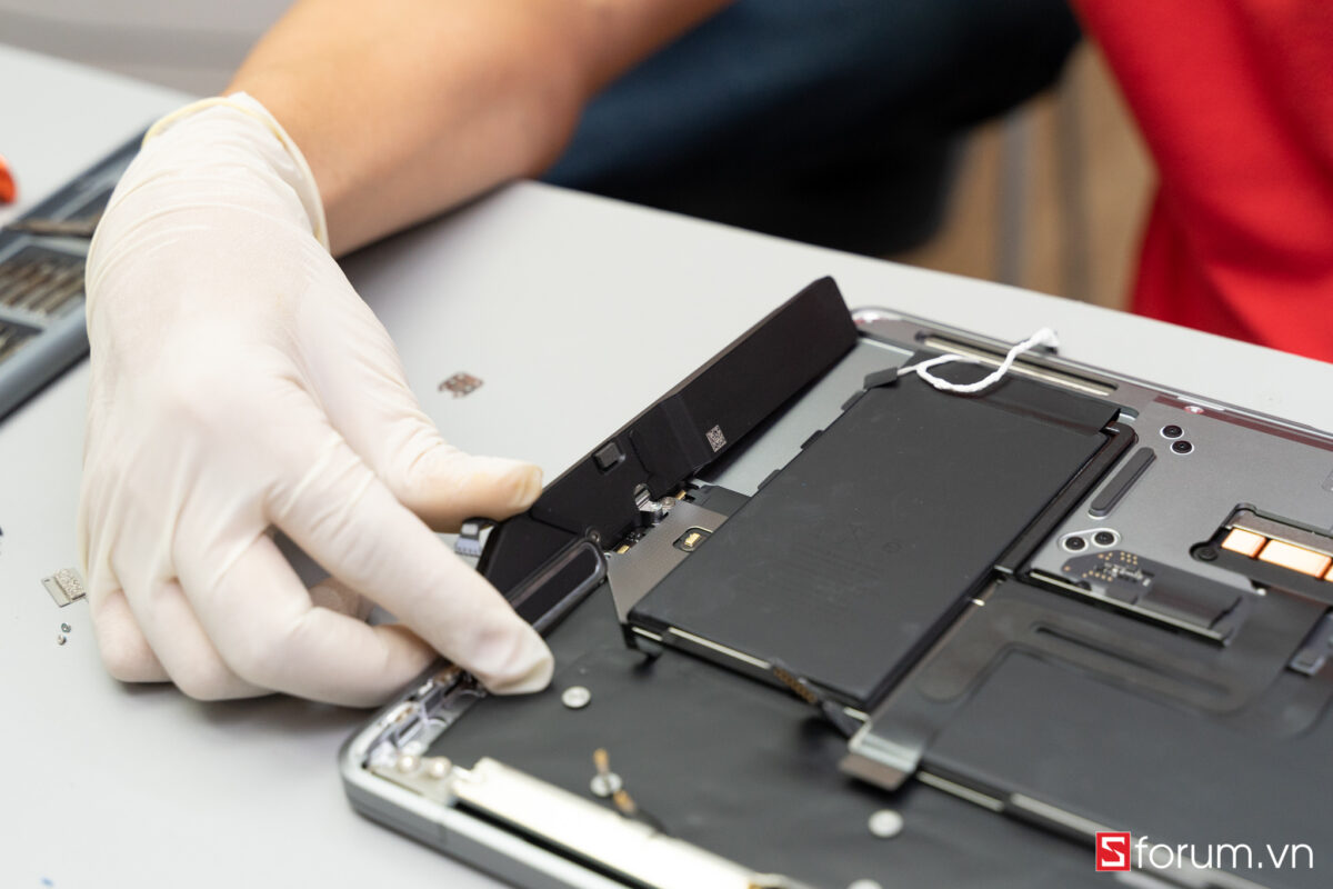 Sforum - Trang thông tin công nghệ mới nhất Tear-Down-macbook-air-m1-20 "Mổ bụng" Apple Macbook Air M1: "Dễ" tháo hơn iPhone 12 Pro Max, thiết kế không quạt, dung lượng pin không đổi nhưng dùng lâu hơn 