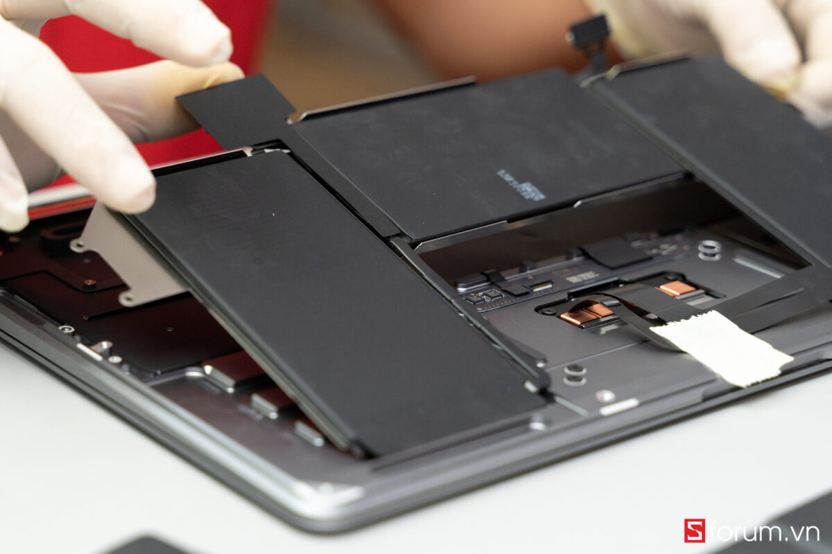 Sforum - Trang thông tin công nghệ mới nhất Tear-Down-macbook-air-m1-23 "Mổ bụng" Apple Macbook Air M1: "Dễ" tháo hơn iPhone 12 Pro Max, thiết kế không quạt, dung lượng pin không đổi nhưng dùng lâu hơn 