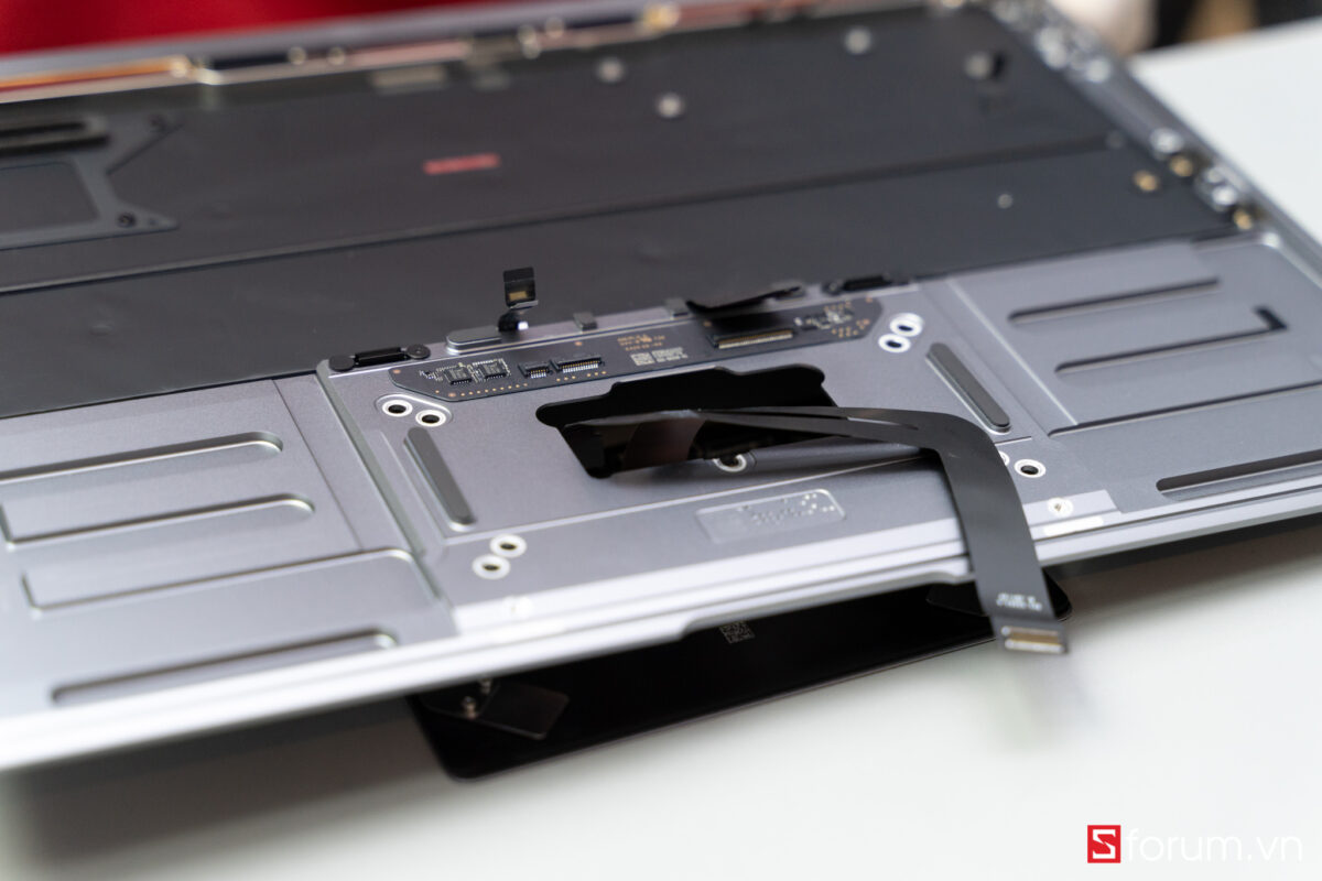 Sforum - Trang thông tin công nghệ mới nhất Tear-Down-macbook-air-m1-24 "Mổ bụng" Apple Macbook Air M1: "Dễ" tháo hơn iPhone 12 Pro Max, thiết kế không quạt, dung lượng pin không đổi nhưng dùng lâu hơn 