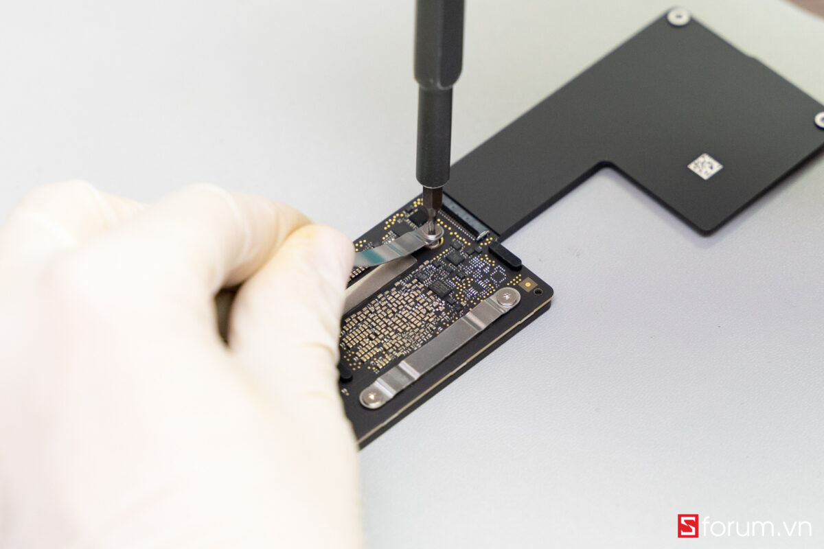 Sforum - Trang thông tin công nghệ mới nhất Tear-Down-macbook-air-m1-27 "Mổ bụng" Apple Macbook Air M1: "Dễ" tháo hơn iPhone 12 Pro Max, thiết kế không quạt, dung lượng pin không đổi nhưng dùng lâu hơn 