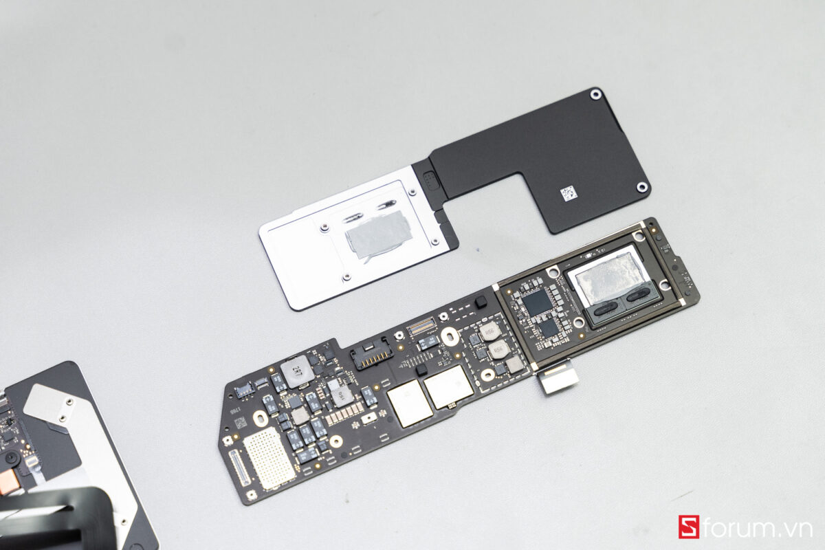 Sforum - Trang thông tin công nghệ mới nhất Tear-Down-macbook-air-m1-29 "Mổ bụng" Apple Macbook Air M1: "Dễ" tháo hơn iPhone 12 Pro Max, thiết kế không quạt, dung lượng pin không đổi nhưng dùng lâu hơn 