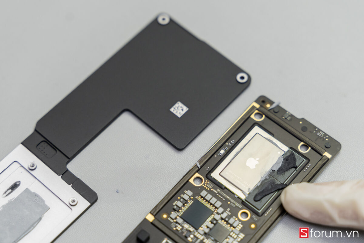 Sforum - Trang thông tin công nghệ mới nhất Tear-Down-macbook-air-m1-30 "Mổ bụng" Apple Macbook Air M1: "Dễ" tháo hơn iPhone 12 Pro Max, thiết kế không quạt, dung lượng pin không đổi nhưng dùng lâu hơn 