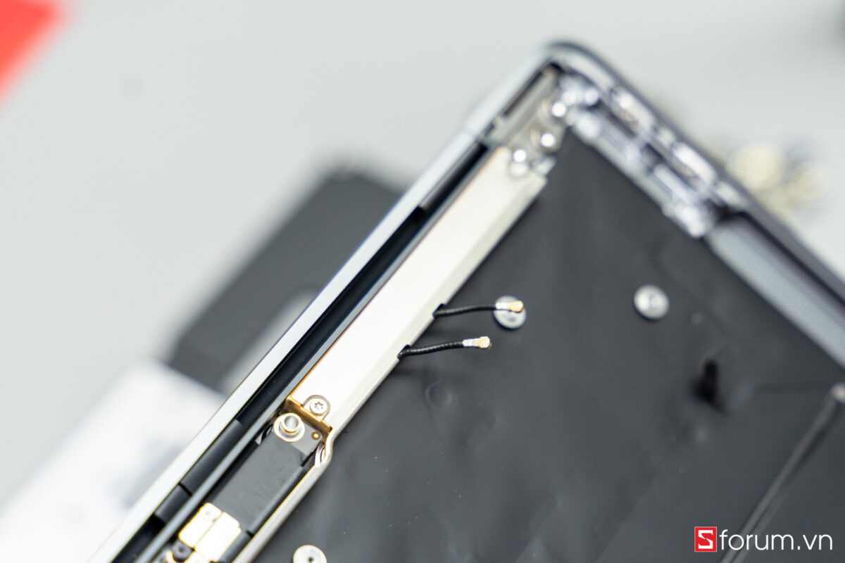 Sforum - Trang thông tin công nghệ mới nhất Tear-Down-macbook-air-m1-33 "Mổ bụng" Apple Macbook Air M1: "Dễ" tháo hơn iPhone 12 Pro Max, thiết kế không quạt, dung lượng pin không đổi nhưng dùng lâu hơn 