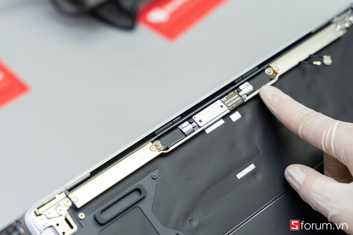 Sforum - Trang thông tin công nghệ mới nhất Tear-Down-macbook-air-m1-32 "Mổ bụng" Apple Macbook Air M1: "Dễ" tháo hơn iPhone 12 Pro Max, thiết kế không quạt, dung lượng pin không đổi nhưng dùng lâu hơn 