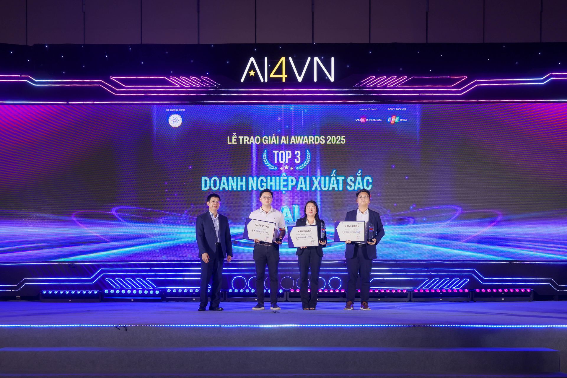 FPT nhận giải Doanh nghiệp AI và Giải pháp AI xuất sắc tại AI4VN- Ảnh 1. FPT nhận giải Doanh nghiệp AI và Giải pháp AI xuất sắc tại AI4VN- Ảnh 1.