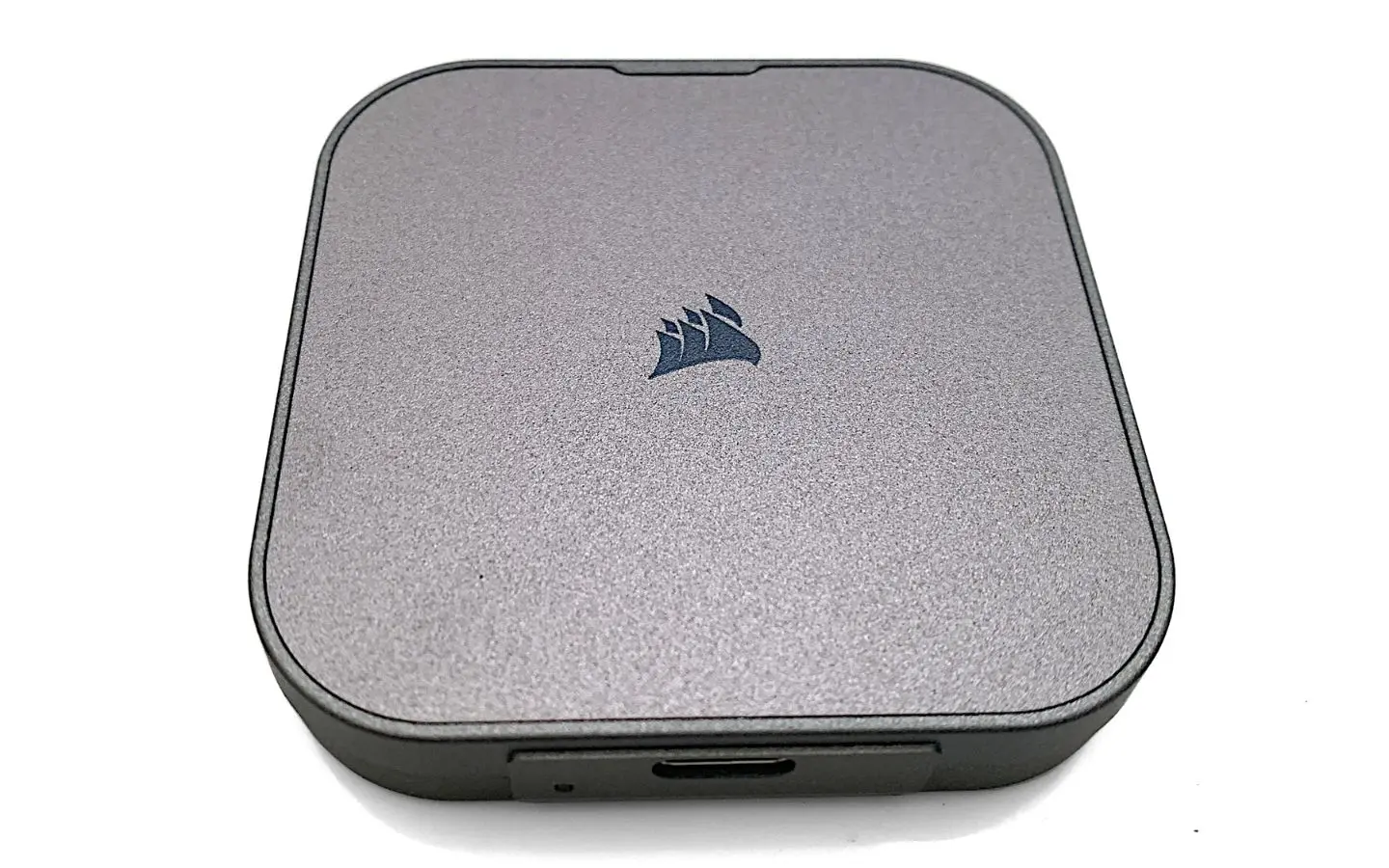 Corsair EX300U sở hữu thiết kế nhỏ gọn nhưng mang lại hiệu suất mạnh mẽ và ổn định