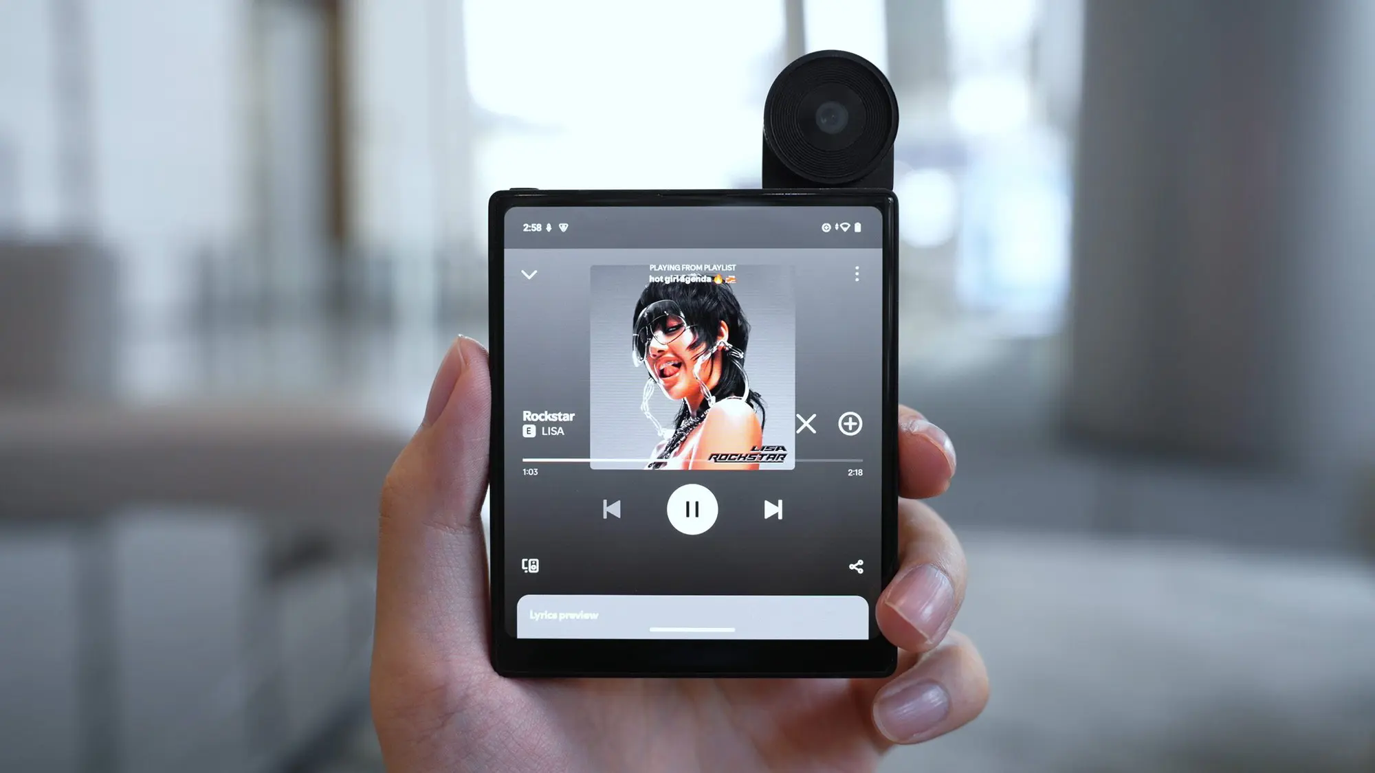 Camera lật độc đáo và kết nối uSIM toàn cầu